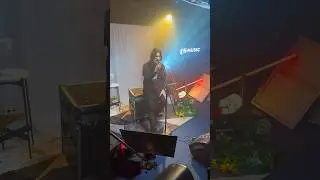 Ku hanya diam memendam menahan sgala kerinduan memanggil namamu
