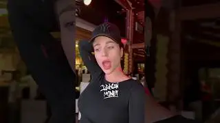 АДЕЛЬ ВЗЯЛА В РОТ МИКРОФОН 