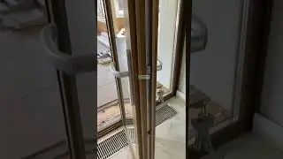 Большая , межкомнатная дверь.