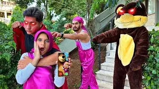 ماشا تعرضت للخطف من الشخص الغريب الشرير وأبوها لماشا حاول مساعدتها…!!مخيف