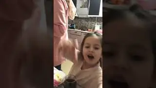 Hümeyra doğum günü çileğimi istiyor