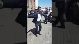 По дороге за невестой остановились потанцевать ))