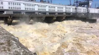 Сброс воды на Камгэс