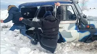 ТОНУТ, но...СПАСАЮТ авто... 