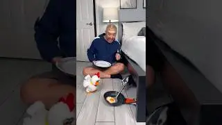 Chicken bring eggs for monster 🐓👻 