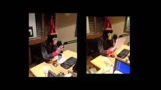 יורם שפטל מתחפש לכבוד פורים לקוף אדום.