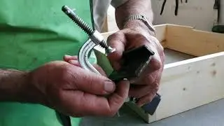 Угловая струбцина для сборки корпусов ульев.