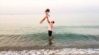 Ева и ПАПА ОКАЗАЛИСЬ на МОРЕ и НАШЛИ КОРОБКУ с СЮРПРИЗАМИ!
