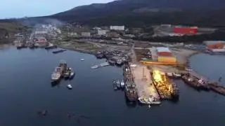 Полет над рыбным портом Магадана.