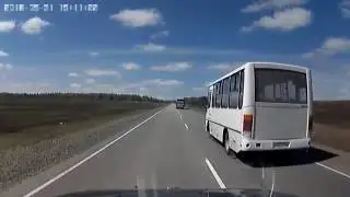 Автобус с пассажирами два раза пошел на рискованный обгон