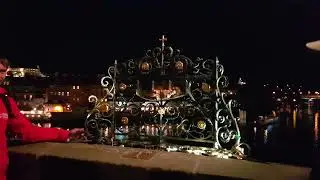 Ночная прогулка по Карлову мосту в Праге