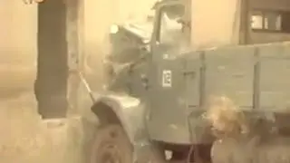Комиссар полиции обвиняет (1974) truck crash scene