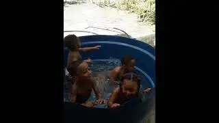 as crianças tomando banho dentro da caixa d'água
