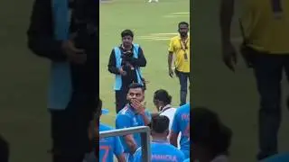 Virat Kohli And Anushka Sharma Giving Flying Kiss To Each 