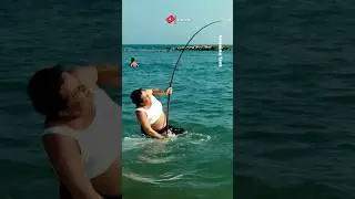 ... Renato has a problem with his fishing rod! 💪 From the movie Le Comiche 