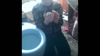 Девочка застряла в туалете