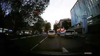 А вот так в Туапсе гоняют маршрутчики на красный