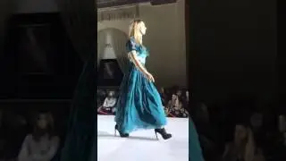 Телеведущая Алена Алимова в показе Наташи Душегрея