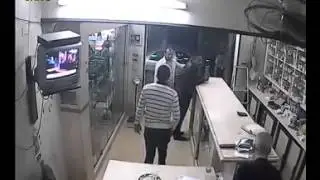 الوطن : لحظة دخول ضابط مباحث قسم أول الاسماعيلية صيدلية الطبيب البيطرى ووفاته فى القسم