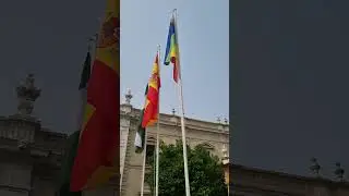 Lucía y Alfonso, del CADUS, izan la bandera por el Día del Orgullo LGTBIQ+