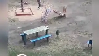 В Челябинске школьники взорвали самодельную «бомбу» на детской площадке.