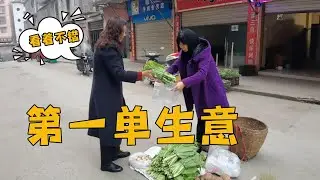 The eldest sister hurried to the market today to sell eggs and green vegetables.