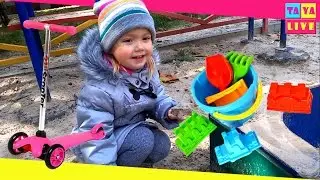 Катаемся на самокате и играем в песочнице Ride a scooter and playing in the sandbox