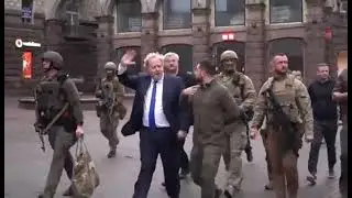 İngiltere Başbakanı Boris Johnson Kiev sokaklarında. Çok büyük bir gövde gösterisi.