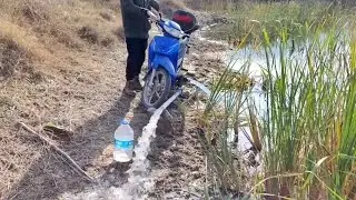 They draw water with a motorcycle water pump, interesting inventions for motorcycles