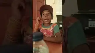 Abraham, Anak Pemberani dari Meepago Menyanyi Lagi Mars Pemuda Papua di Kantor Bawaslu Nabire