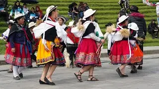Danza tradicional cañari con el grupo de danza "Caguana" en Ingapirca