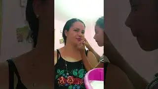 Eu e minha prima maquiando a minha tia - parte 2