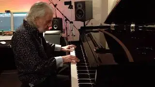 Hennie Bekker performs 