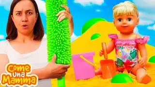 La bambola Emily si diverte in spiaggia! Giochiamo con le bambole nel video per i bambini piccoli