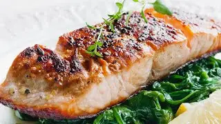 HOW TO MAKE PAN-SEARED SALMON