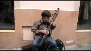Chapman stick. In Paris 28/06/2011