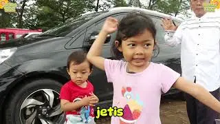 Piknik ke pantai di hari liburan idul Fitri bersama keluarga