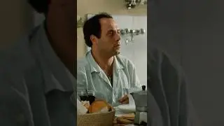 Carlo Verdone e il latte con le gocce di lassativo 😂! Dal film Acqua e sapone (1983)