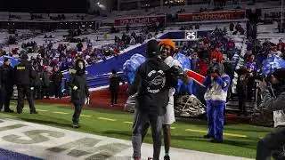 The way Teddy waved at Stefon Diggs 😂 | #viral #football #nfl #bills #dolphins @MiamiDolphins @NFL