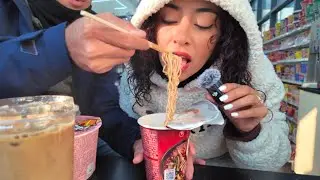 ASMR / COMIENDO RAMEN EN UN 7 eleven en COREA DEL SUR