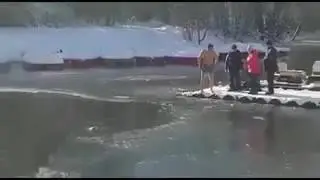 Житель Симферополя спас провалившуюся под л д собаку   240p