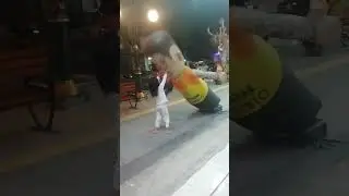 sambil nungguin martabak ya dek