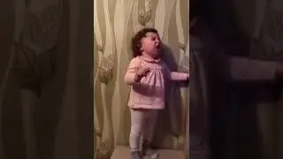Маленькая девочка танцует на все 100!