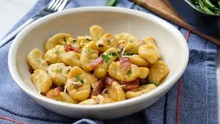 Gnocchi. Italian potato dumplings. Potato gnocchi with bacon and asparagus beans.