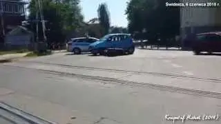 wypadek świdnica skuter przejazd kolejowy