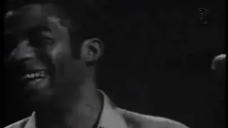Mussum cantando no grupo "Originais do Samba"