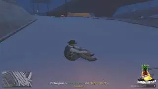 Homem velho tenta subir a rampa mas a velhice faz ele cair de cara no chão e fica triste