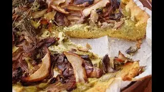 Безглютеновый пирог с кремом из тофу, вешенками и грушей