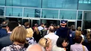 Огромная очередь, вход в аэропорт Домодедово