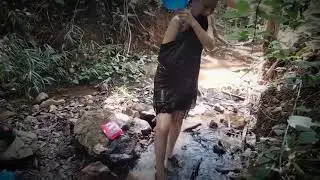 intip cewek mandi dikali bebatuan